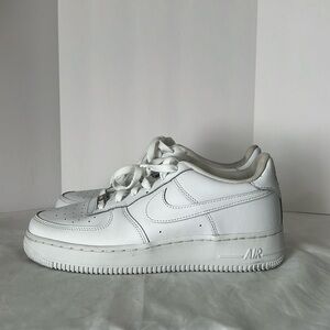 Nike Air Force 1 men’s US size 7, EUR size 40. All white. Good condition.